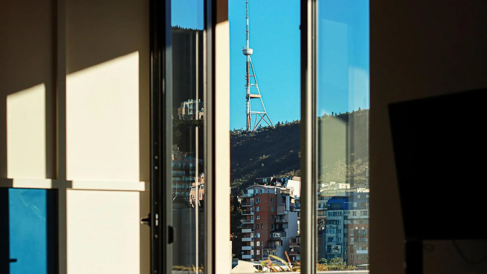 Modern 1Br Apt W Spacious Balcony & A Bathtub Tbilisi 0*,  Georgien