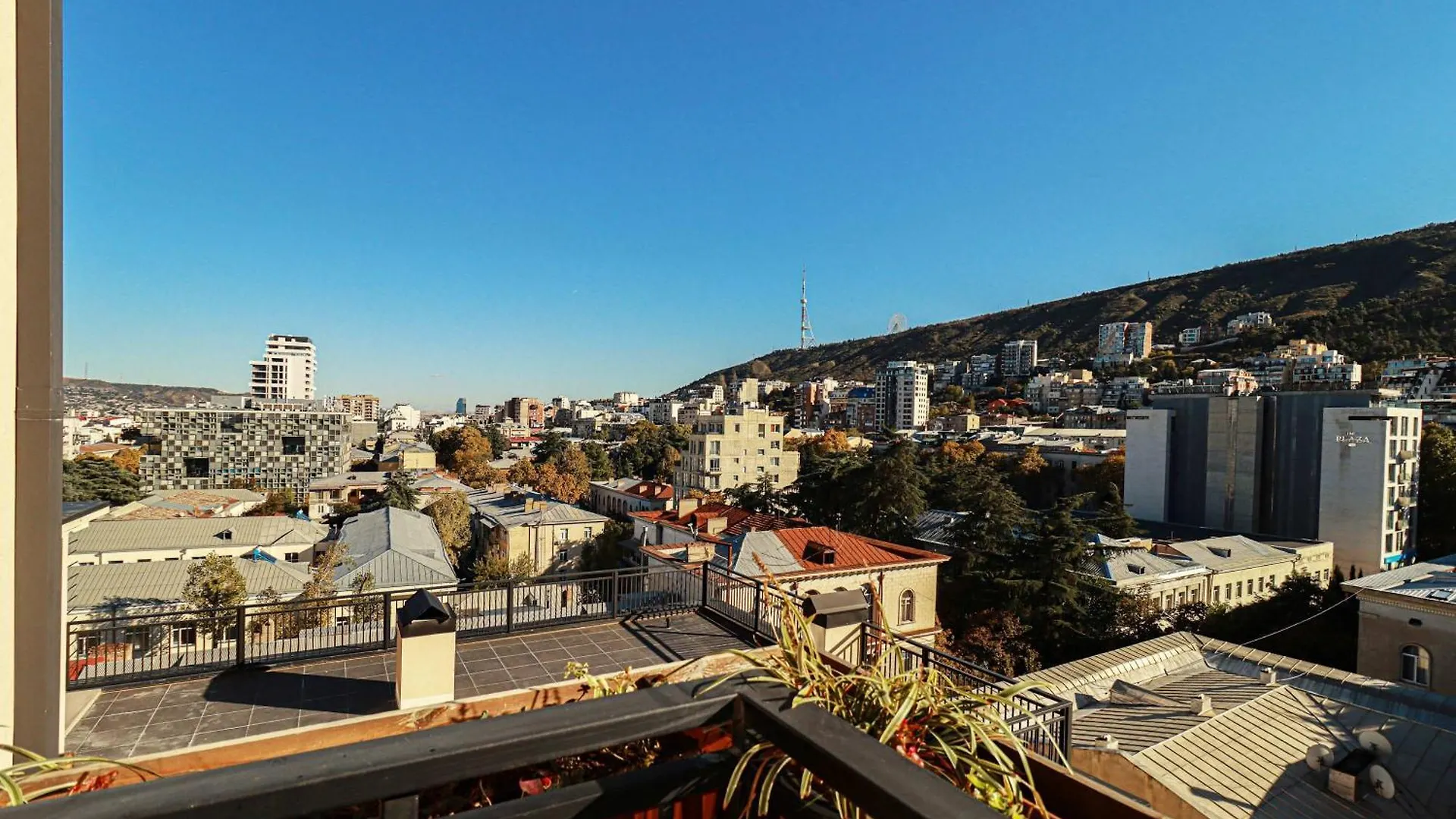 Modern 1Br Apt W Spacious Balcony & A Bathtub Tbilisi Apartment
