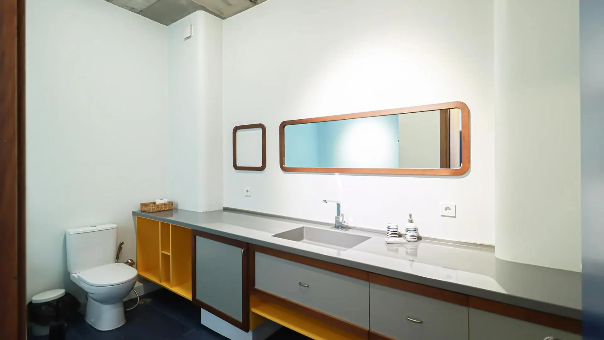 Modern 1Br Apt W Spacious Balcony & A Bathtub Tbilisi Georgia